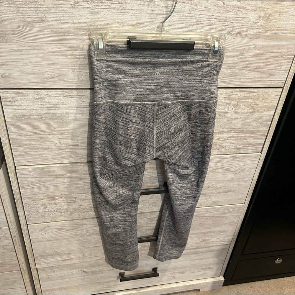 Lululemon Capri Leggings Grey Size 4 21” inseam